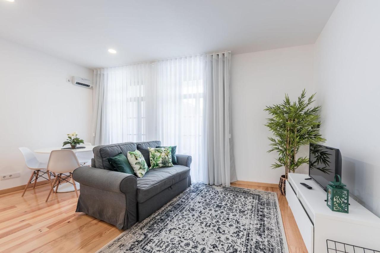 Lovelystay - 1Br Flat W Ac And Balcony By Aliados Porto Buitenkant foto